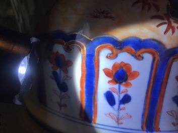 Een grote Chinese Imari-stijl dekselvaas, Kangxi
