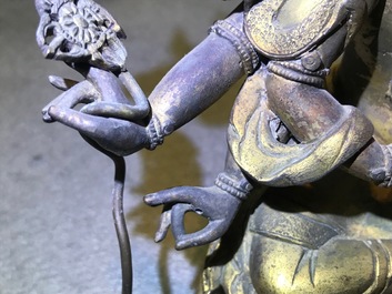 Une figure d'Ushnishavijaya en bronze dor&eacute; incrust&eacute;, Sino-Tibet, 18&egrave;me