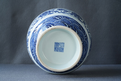 Een Chinese blauwwitte vaas met floraal decor, Qianlong merk, 19/20e eeuw