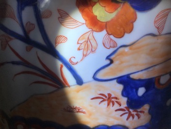 Een grote Chinese Imari-stijl dekselvaas, Kangxi