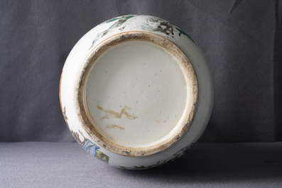 Een Chinese famille rose vaas met tweezijdig decor, 19/20e eeuw
