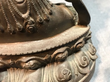 Une figure de Guanyin en bronze, Chine, Ming