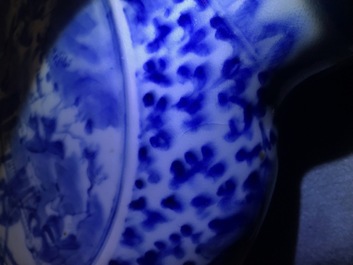 Une paire de vases de forme gourde 'moonflask' en porcelaine de Chine bleu et blanc, 19&egrave;me
