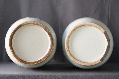 Twee Chinese famille rose vazen met tweezijdig decor, 19/20e eeuw
