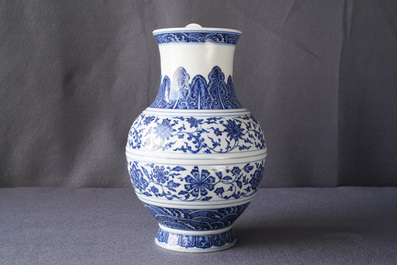 Een Chinese blauwwitte vaas met floraal decor, Qianlong merk, 19/20e eeuw