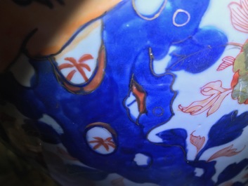 Een grote Chinese Imari-stijl dekselvaas, Kangxi