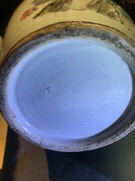 Une paire de vases en porcelaine de Chine qianjiang cai, 19/20&egrave;me