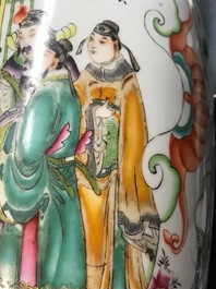Een Chinese famille rose vaas met tweezijdig decor, 19/20e eeuw