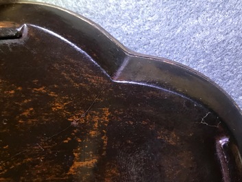 Une paire de tasses et soucoupes en argent et laque burgaut&eacute;, Chine, Kangxi