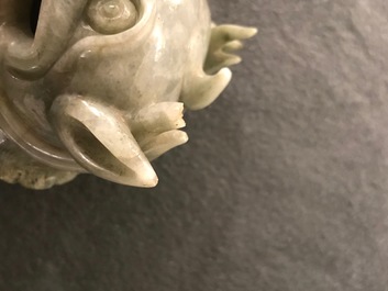 Un br&ucirc;le-parfum en jad&eacute;ite en forme de luduan, Chine, 19&egrave;me