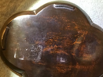 Une paire de tasses et soucoupes en argent et laque burgaut&eacute;, Chine, Kangxi