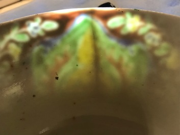 Een grote Chinese Bencharong kom voor de Thaise markt, 19e eeuw