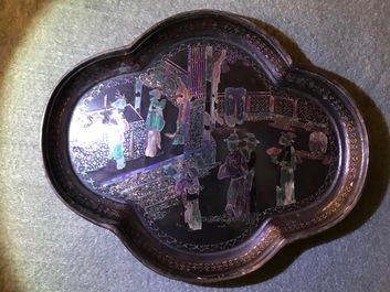 Une paire de tasses et soucoupes en argent et laque burgaut&eacute;, Chine, Kangxi