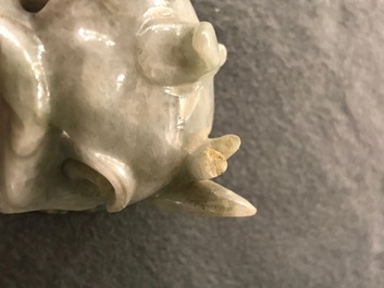 Un br&ucirc;le-parfum en jad&eacute;ite en forme de luduan, Chine, 19&egrave;me