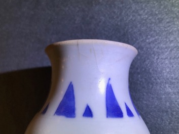 Een Chinese blauwwitte rouleau vaas met floraal decor, Hatcher cargo, Transitie periode