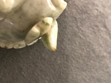 Un br&ucirc;le-parfum en jad&eacute;ite en forme de luduan, Chine, 19&egrave;me