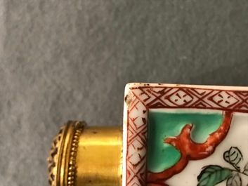 Een Chinese famille verte theebus met reli&euml;fdecor, Kangxi