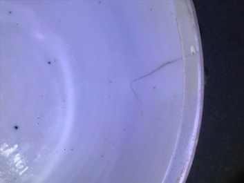 Une paire de plats et un bol couvert en porcelaine de Chine famille verte, Kangxi