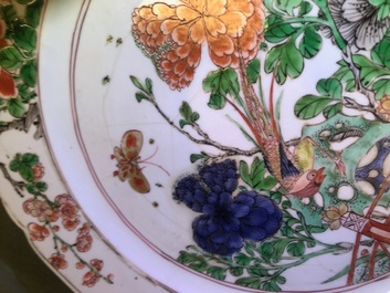 Une paire de plats et un bol couvert en porcelaine de Chine famille verte, Kangxi