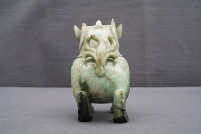Un br&ucirc;le-parfum en jad&eacute;ite en forme de luduan, Chine, 19&egrave;me