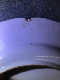 Une paire de plats et un bol couvert en porcelaine de Chine famille verte, Kangxi