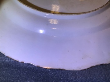 Une paire de plats et un bol couvert en porcelaine de Chine famille verte, Kangxi
