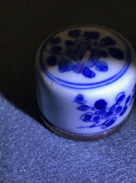 Twee Chinese blauwwitte vierkante theebussen met deksels, Kangxi