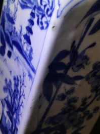 Twee Chinese blauwwitte vierkante theebussen met deksels, Kangxi