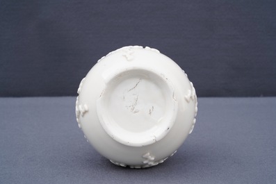 Un vase en porcelaine blanc de Chine de Dehua &agrave; d&eacute;cor en relief, Kangxi