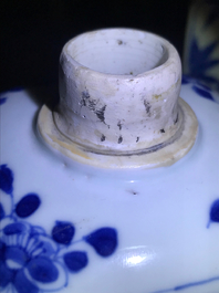 Twee Chinese blauwwitte vierkante theebussen met deksels, Kangxi