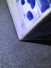 Twee Chinese blauwwitte vierkante theebussen met deksels, Kangxi