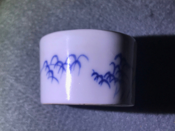 Twee Chinese blauwwitte vierkante theebussen met deksels, Kangxi