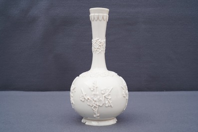 Un vase en porcelaine blanc de Chine de Dehua &agrave; d&eacute;cor en relief, Kangxi