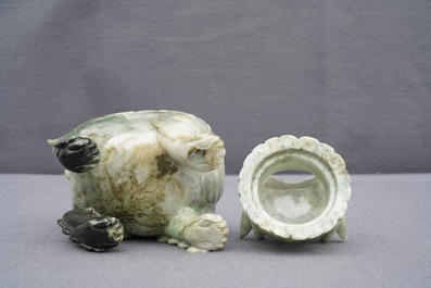 Un br&ucirc;le-parfum en jad&eacute;ite en forme de luduan, Chine, 19&egrave;me
