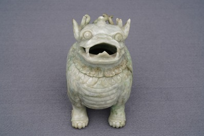 Un br&ucirc;le-parfum en jad&eacute;ite en forme de luduan, Chine, 19&egrave;me
