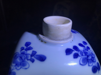 Twee Chinese blauwwitte vierkante theebussen met deksels, Kangxi