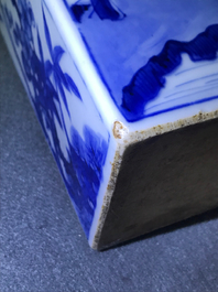 Twee Chinese blauwwitte vierkante theebussen met deksels, Kangxi