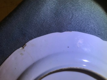 Une paire de plats et un bol couvert en porcelaine de Chine famille verte, Kangxi