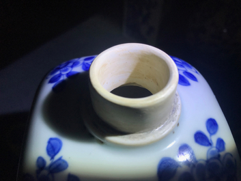 Twee Chinese blauwwitte vierkante theebussen met deksels, Kangxi
