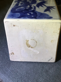 Twee Chinese blauwwitte vierkante theebussen met deksels, Kangxi