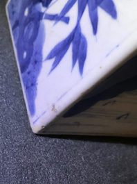 Twee Chinese blauwwitte vierkante theebussen met deksels, Kangxi