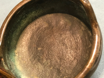 Un br&ucirc;le-parfum tripod en bronze, marque de Xuande, Chine, 19&egrave;me