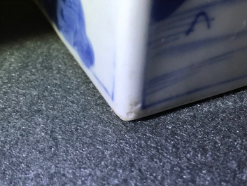 Twee Chinese blauwwitte vierkante theebussen met deksels, Kangxi