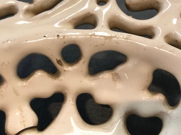 Een opengewerkte wit Delftse schotel, 17e eeuw