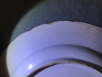 Une paire de plats et un bol couvert en porcelaine de Chine famille verte, Kangxi