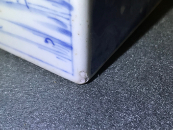 Twee Chinese blauwwitte vierkante theebussen met deksels, Kangxi
