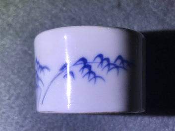 Twee Chinese blauwwitte vierkante theebussen met deksels, Kangxi