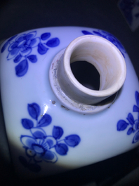 Twee Chinese blauwwitte vierkante theebussen met deksels, Kangxi