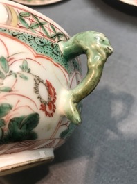 Une paire de plats et un bol couvert en porcelaine de Chine famille verte, Kangxi