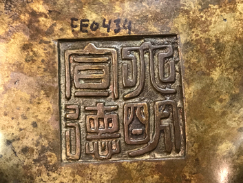 Un br&ucirc;le-parfum tripod en bronze, marque de Xuande, Chine, 19&egrave;me